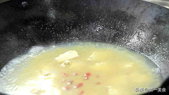 鸡汤怎么炖才好喝有诀窍，学会这个做法，汤鲜味美，营养又解馋