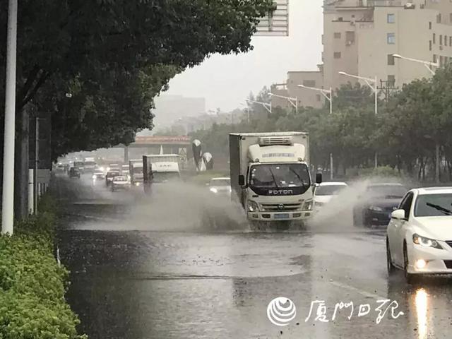 暴雨突袭厦门！整容级此外凶猛！最大雨量呈此刻……风雨中他们最暖