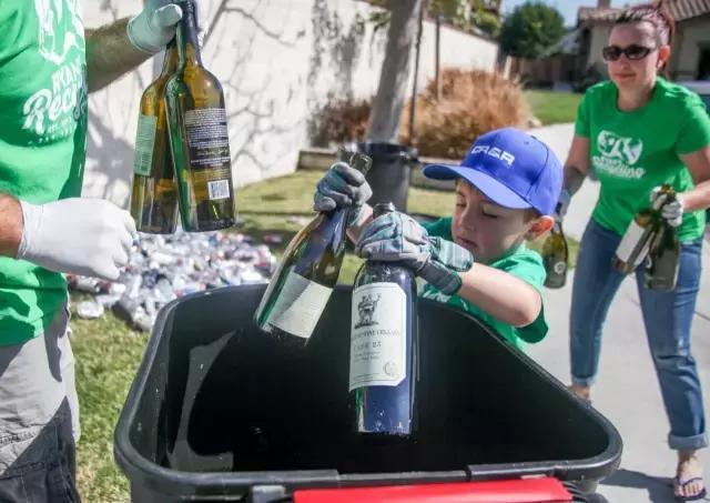 这个7岁小孩靠回收废品，已经赚了10000美金