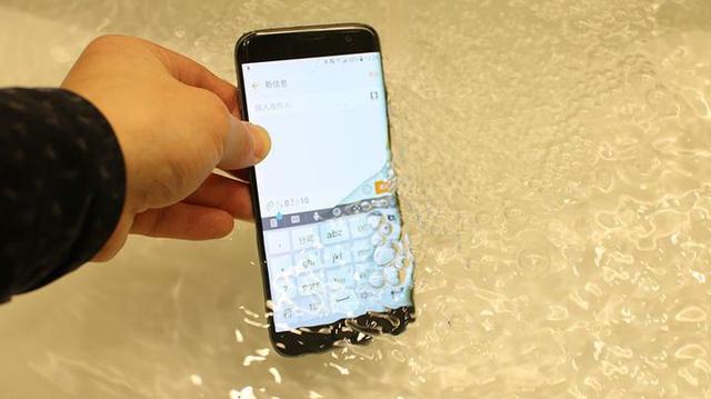 手机不小心进水了怎么办？下面几招，轻松解决！