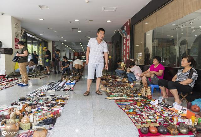夜市摆地摊赚钱的三大技巧，你知道几个？