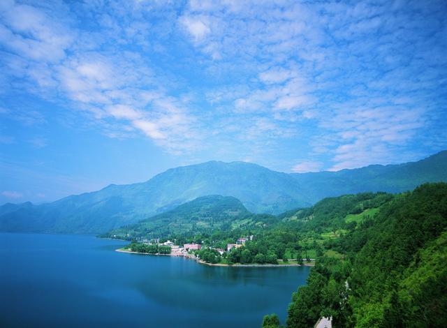 中国十个最深的湖泊，第一名能装得下130层楼