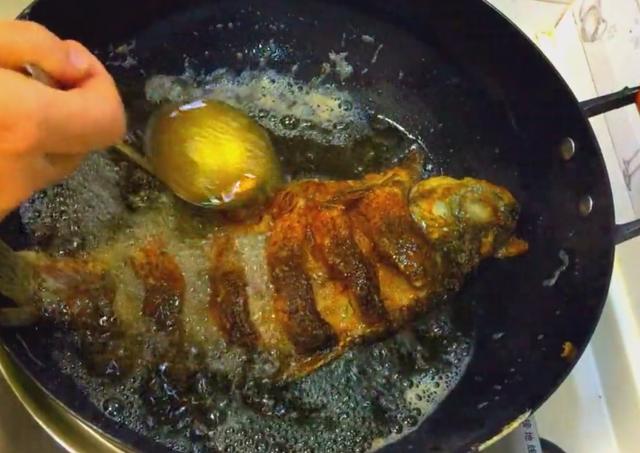 鲤鱼不要在红烧了，2斤大鲤鱼最好吃的做法，大厨看了都点赞！
