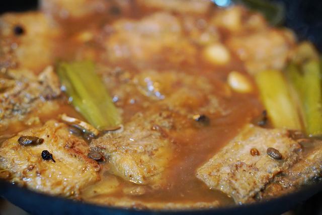 上海妈妈教你“红烧带鱼”家常做法，鱼肉滑嫩，浓油赤酱