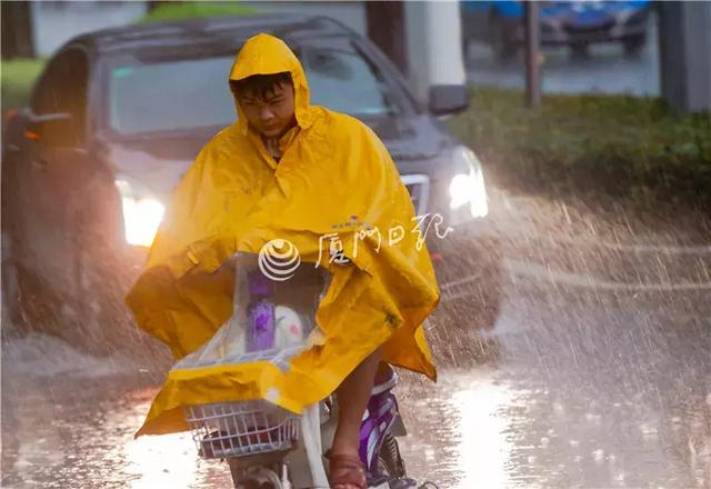 暴雨突袭厦门！整容级此外凶猛！最大雨量呈此刻……风雨中他们最暖