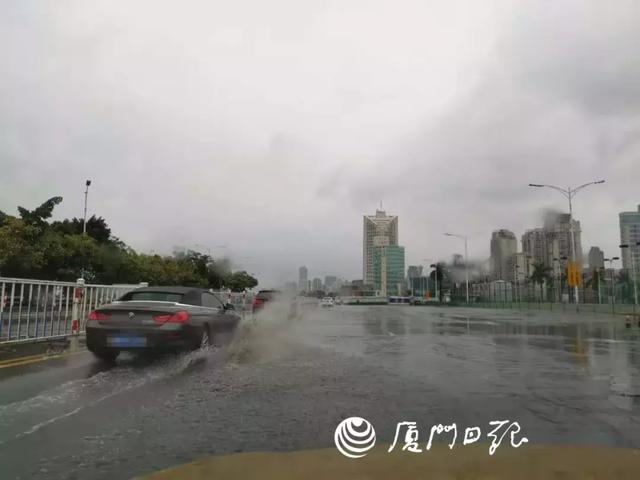 暴雨突袭厦门！整容级此外凶猛！最大雨量呈此刻……风雨中他们最暖