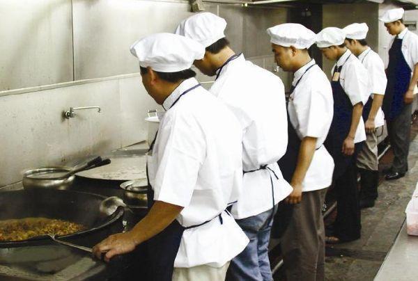 为什么有经验的厨师不敢开餐馆，没有经验的人却做了老板？