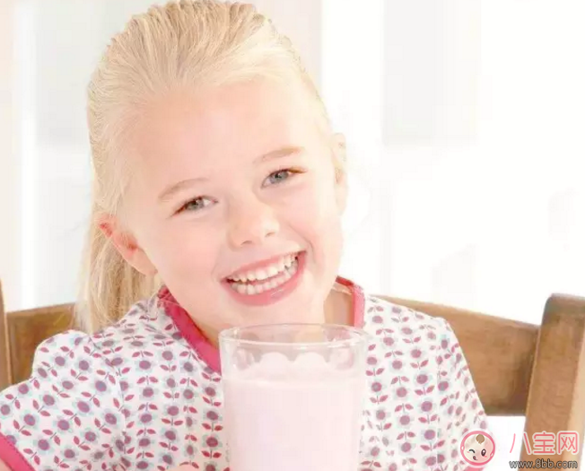 4~7岁孩子喝牛奶好还是喝奶粉好 4~7岁孩子什么时时间段喝牛奶合适