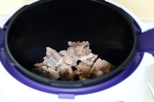 炖排骨汤时，掌握好小窍门，汤鲜肉嫩，夏天喝滋补不油腻