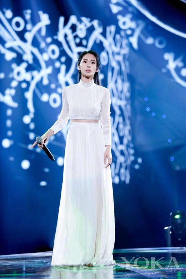张碧晨穿上白色衣服比她歌声还撩人 同款衣服都给我来一打！