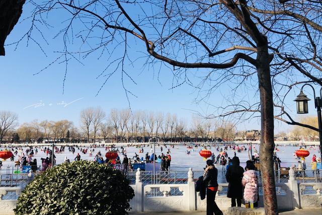 实拍北京什刹海冰场，情况简略，门票却要80元，旅客直呼：太贵！