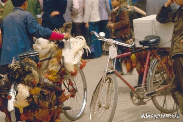八十年代的街头商贩：一辆自行车就能做生意