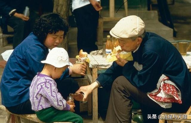 八十年代的街头商贩：一辆自行车就能做生意