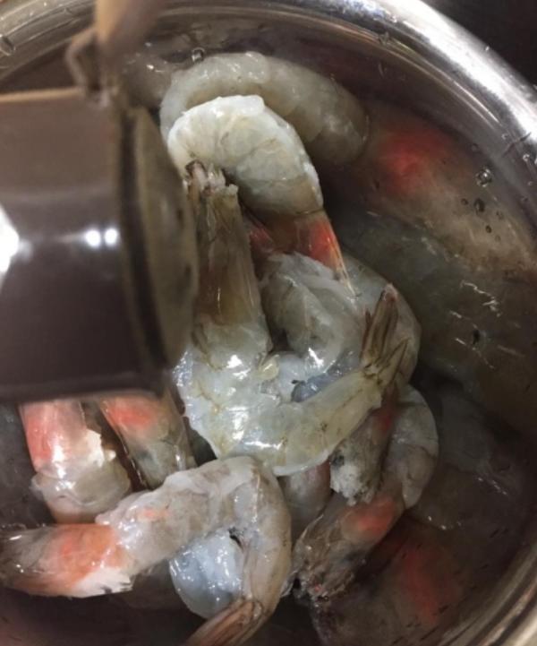 大虾别用水煮了，教你一个简单做法，酥香过瘾，虾肉嫩滑，太好吃了！