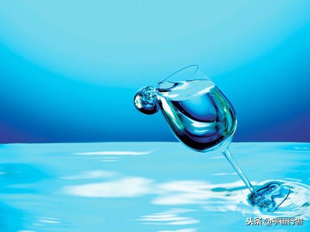 纯净的水是什么颜色的？为什么海水的颜色有蓝有绿？