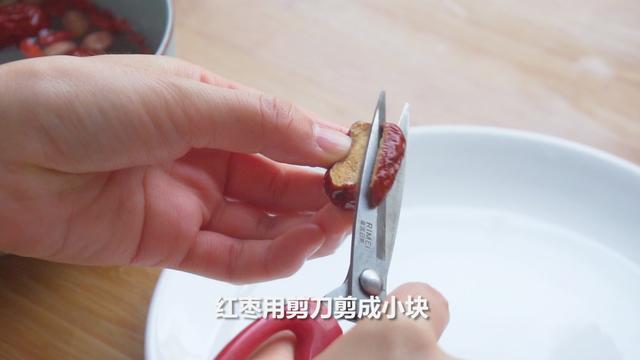 家常排骨的新做法，一次做一锅，鲜香味美，孩子好喜欢吃