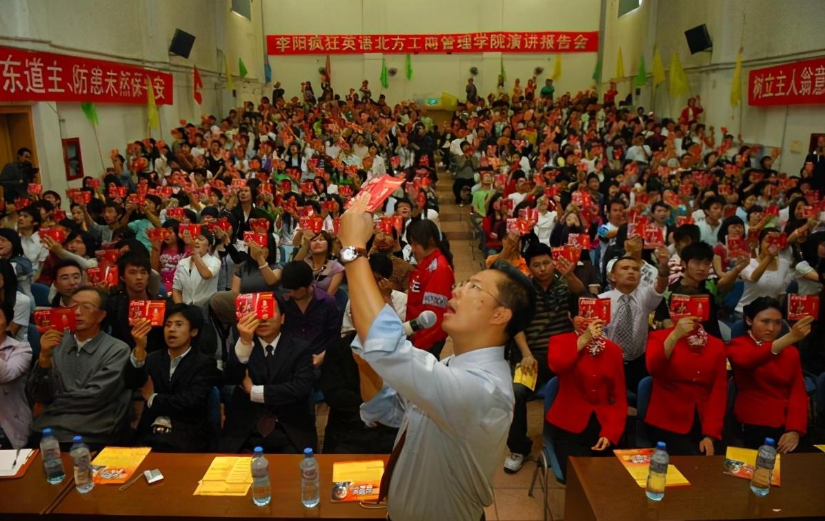疯狂英语李阳的现状，复婚皈依佛门了？