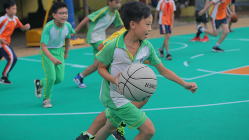 石一村的学生在新建成的球场上运动