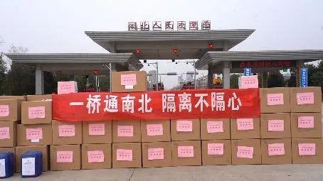 3月4日，江西省九江市浔阳区向一江之隔的黄梅县，捐赠15万个口罩、1000双手套、300套防护服、75公斤消毒液等防疫物资，共抗疫情。图片来源：人民网