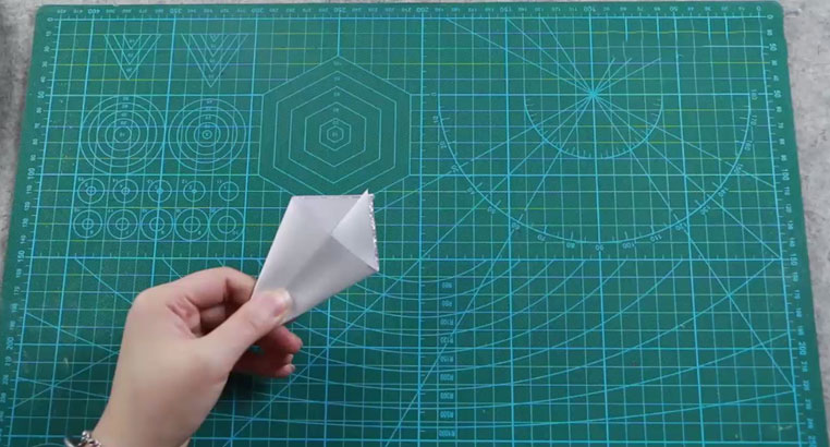 雪花剪纸 简单小雪花的折剪方法