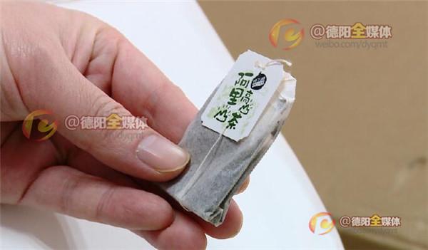 使用过期原料调制奶茶 亭江街地下铁奶茶店现“地下”操作？