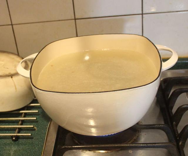 做酸菜鱼汤时，应该加热水还是凉水？很多人做错了，所以鱼汤不白