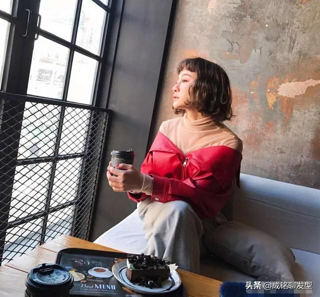 自来卷的人适合做什么发型比较好看？