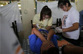 菲律宾数百名男孩行割礼 隔着屏幕就感到了疼