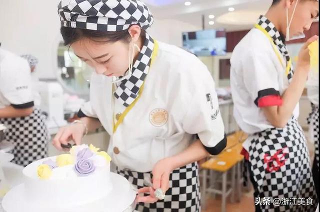 2019年女生学什么专业好？学西点高薪就业