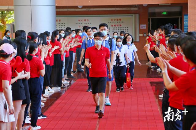 有心！深圳90后老师自制高考“记忆面包”，祝学生考神附体