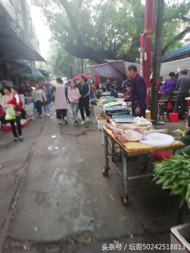 福安市甘棠菜西门菜市场外的摊位，每天生意火爆