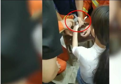 女子试带玉镯被卡当场买下敲碎-试带玉镯取不下来必须买吗