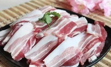 把五花肉放进电饭煲，半个小时后比烤肉还香