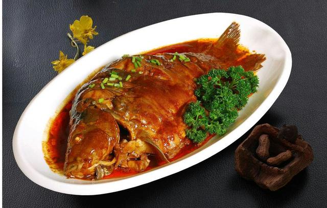 红烧鱼的家常做法，不粘锅不掉皮，比饭店做的都好吃