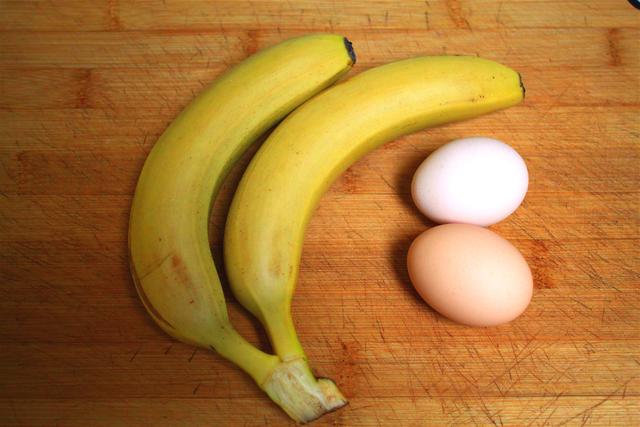 网上很火的香蕉做法，加2个鸡蛋，金黄柔软，孩子常吃抵抗力好