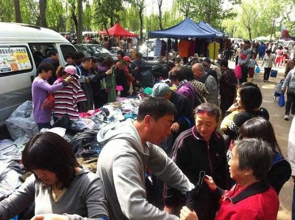 中午摆摊卖什么好卖（夏季摆摊选什么产品好）