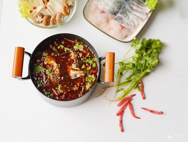 酸菜鱼火锅怎么做好吃（教你在家做美食）