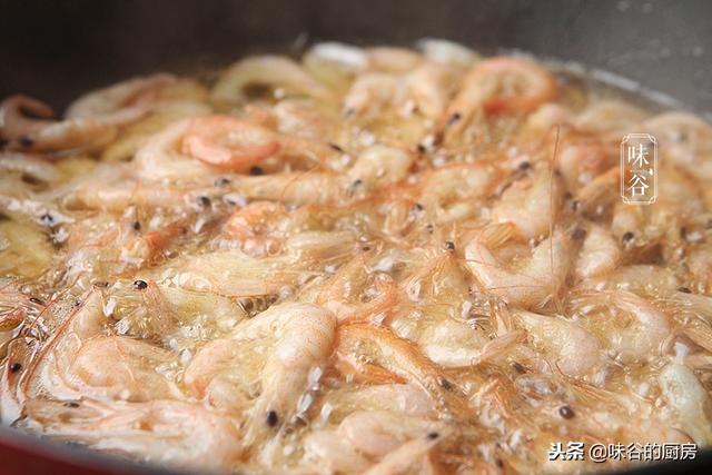 小河虾怎么做好吃？这样做鲜嫩没腥味，几分钟轻松搞定