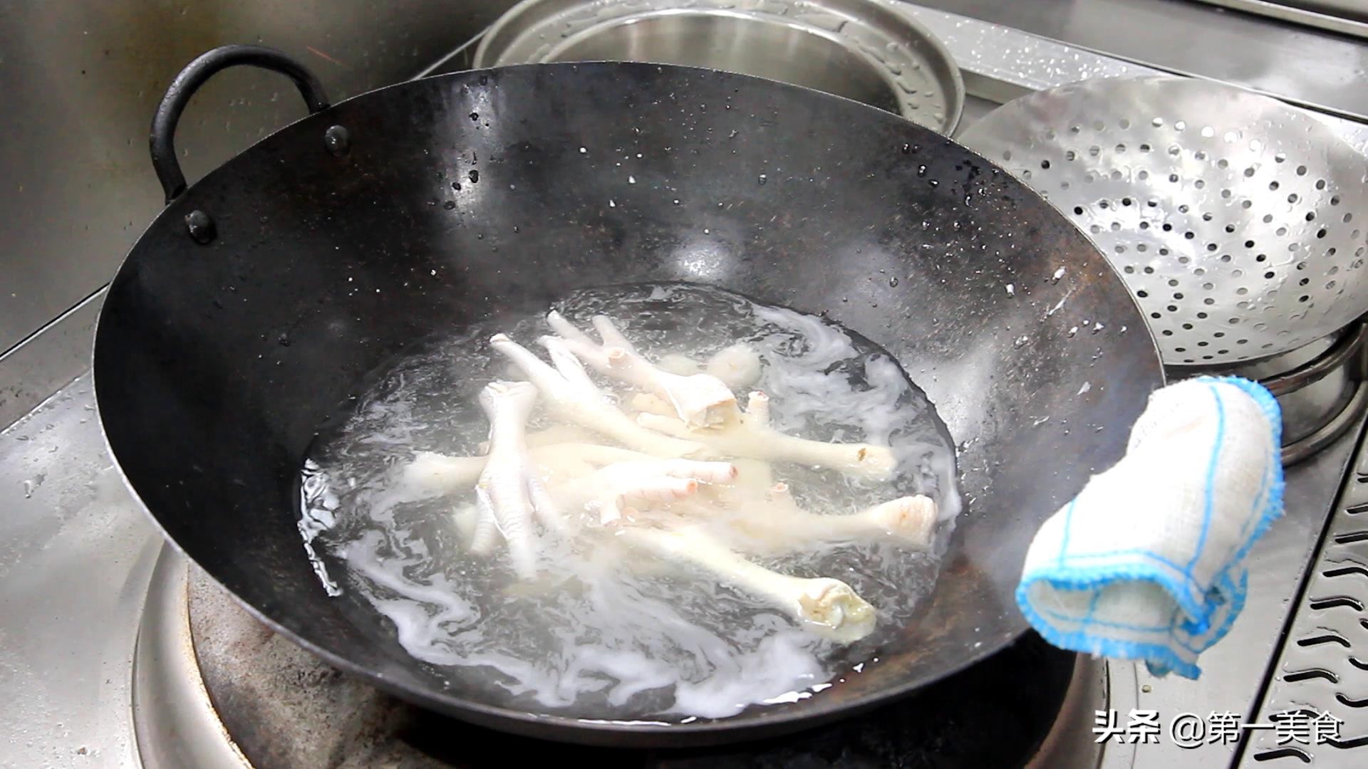 大厨教你做红烧鸡爪，用这个方法做出来的鸡爪，简单又入味