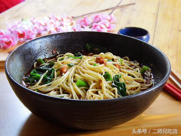 佐料是重庆小面的灵魂，一碗面条全凭调料提味儿，大伙来瞧瞧~