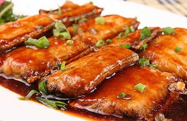 上海妈妈教你“红烧带鱼”家常做法，鱼肉滑嫩，浓油赤酱