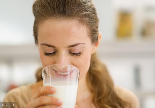 喝纯牛奶有什么好处？每天喝纯牛奶会变白吗