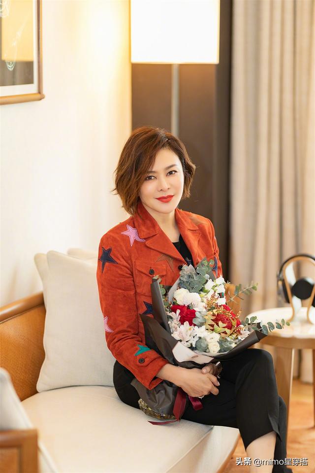 56岁关之琳依然时尚，橙色短上衣搭配高腰裤，女神气质惊艳很出众