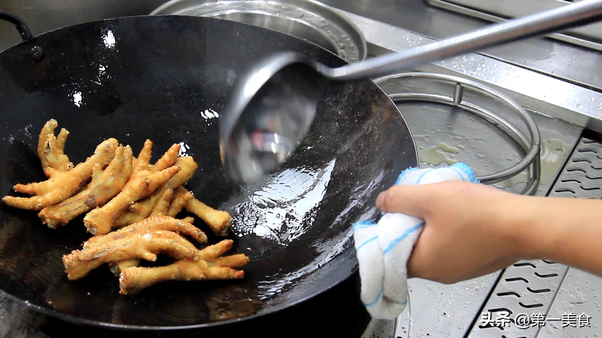 大厨教你做红烧鸡爪，用这个方法做出来的鸡爪，简单又入味