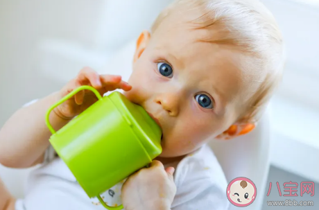 宝宝看见奶瓶就哭怎么办 让奶嘴更易被接受的小技巧