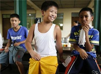 菲律宾数百名男孩行割礼 隔着屏幕就感到了疼