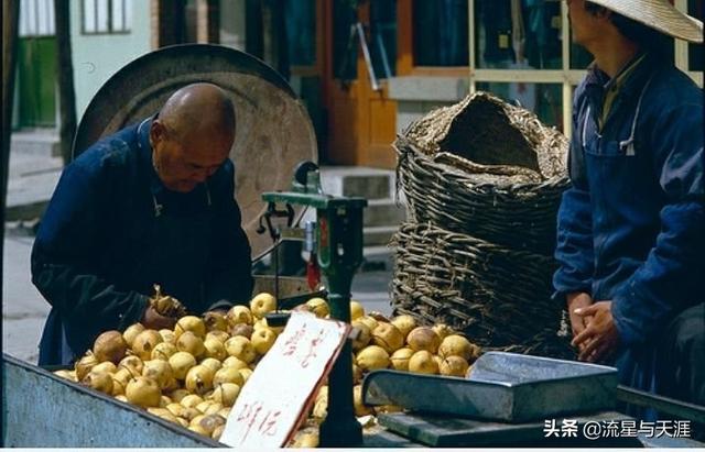 八十年代的街头商贩：一辆自行车就能做生意