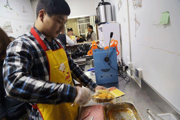 30平方小店怎么做鸡排生意？他的鸡排店就赚了大钱