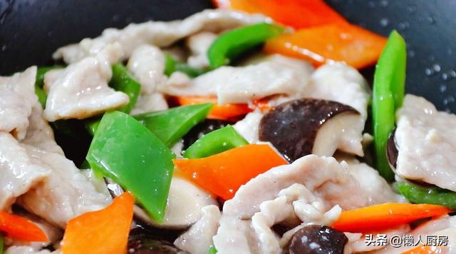 简单好吃的香菇怎么做？配上青红椒和瘦猪肉，就是美味的快炒菜