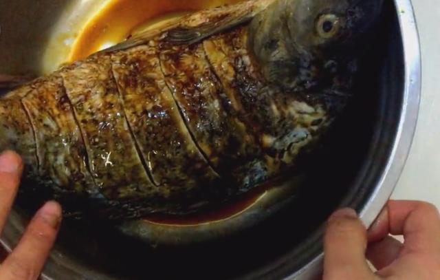 鲤鱼不要在红烧了，2斤大鲤鱼最好吃的做法，大厨看了都点赞！